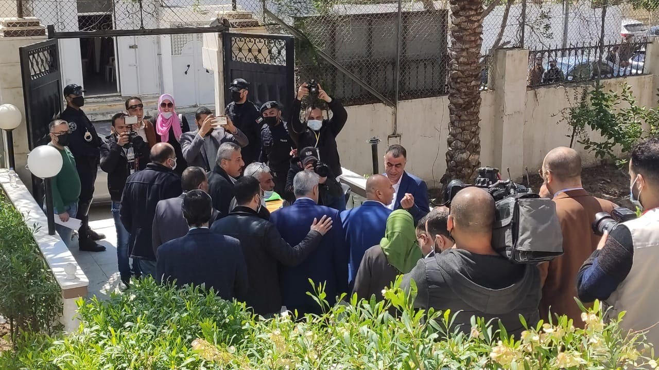 شاهد: تسليم قائمة "المستقبل" لخوض الانتخابات التشريعية المرتقبة
