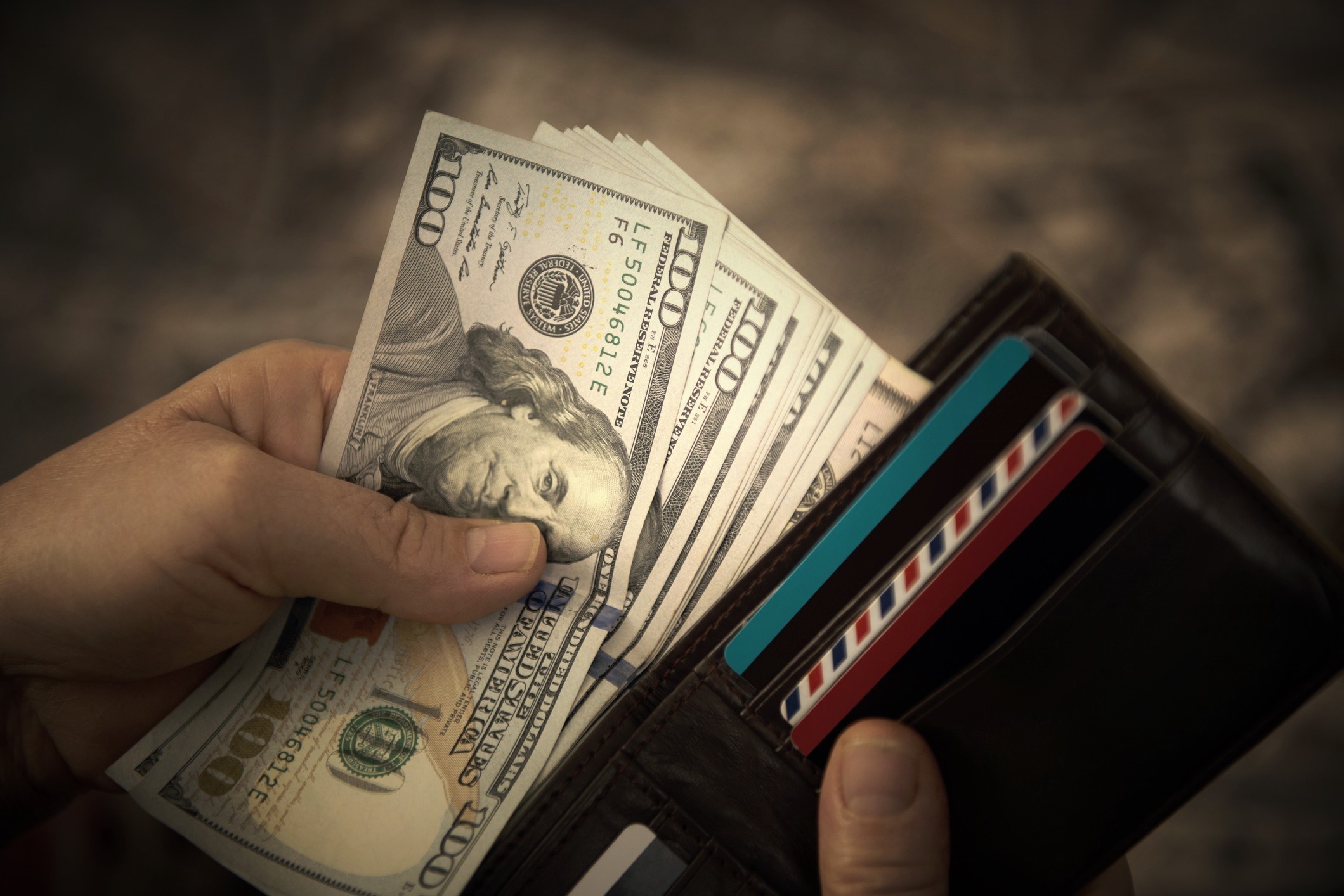 يستدعي ردًا من السفارة الأمريكية.. جدل واسع في لبنان بشأن صلاحية ورقة الـ100 دولار