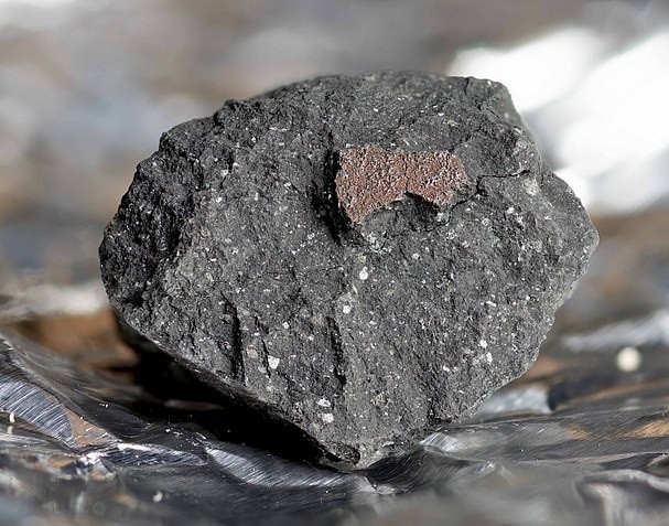 صور: مزارع إنجليزى يتبرع بنيزك وقع فى حقله ثمنه 140 ألف إسترلينى