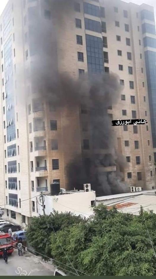شاهد: اندلاع حريق في أحد الأبراج السكنية غرب مدينة غزة