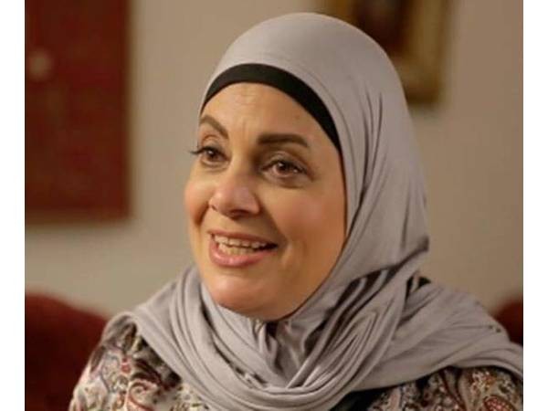 شاهدوا | الممثلة المصرية "عفاف راشد" تفاجئ الجمهور بصورة بدون حجاب وبشعر أشقر