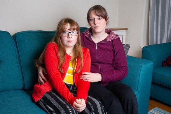 صور: تأكل ملابسها والمناديل.. بريطانية تحكى معاناتها مع حالة ابنتها "النادرة"