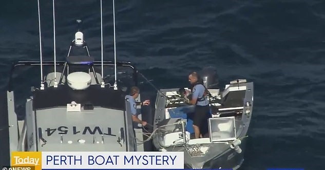 فيديو: إنقاذ كلب من قارب فى عرض البحر اختفى صاحبه فى ظروف غامضة