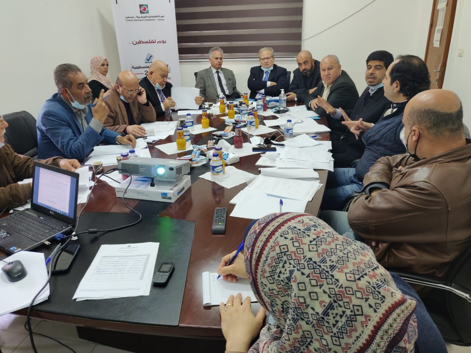 لجنة الانتخابات تطلع ممثلي الأحزاب في غزة على شروط الترشح