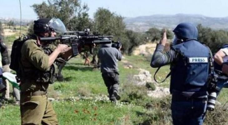 قوات الاحتلال تحتجز طاقم تلفزيون فلسطين جنوب الخليل