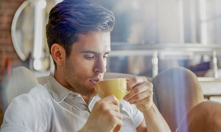 شاهدوا | شاب عشريني يصف تجربته مع أول كوب شاي في حياته