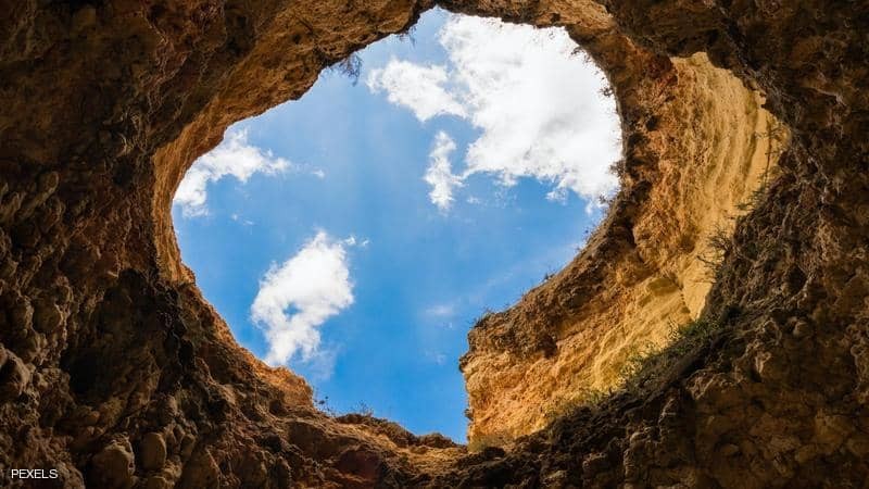 مأساة داخل "حفرة" توفي زوجها وظلت بجواره 9 ساعات