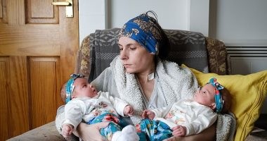 سيدة بريطانية تتغذى من أنبوب منذ 10 سنوات تنجب طفلتين