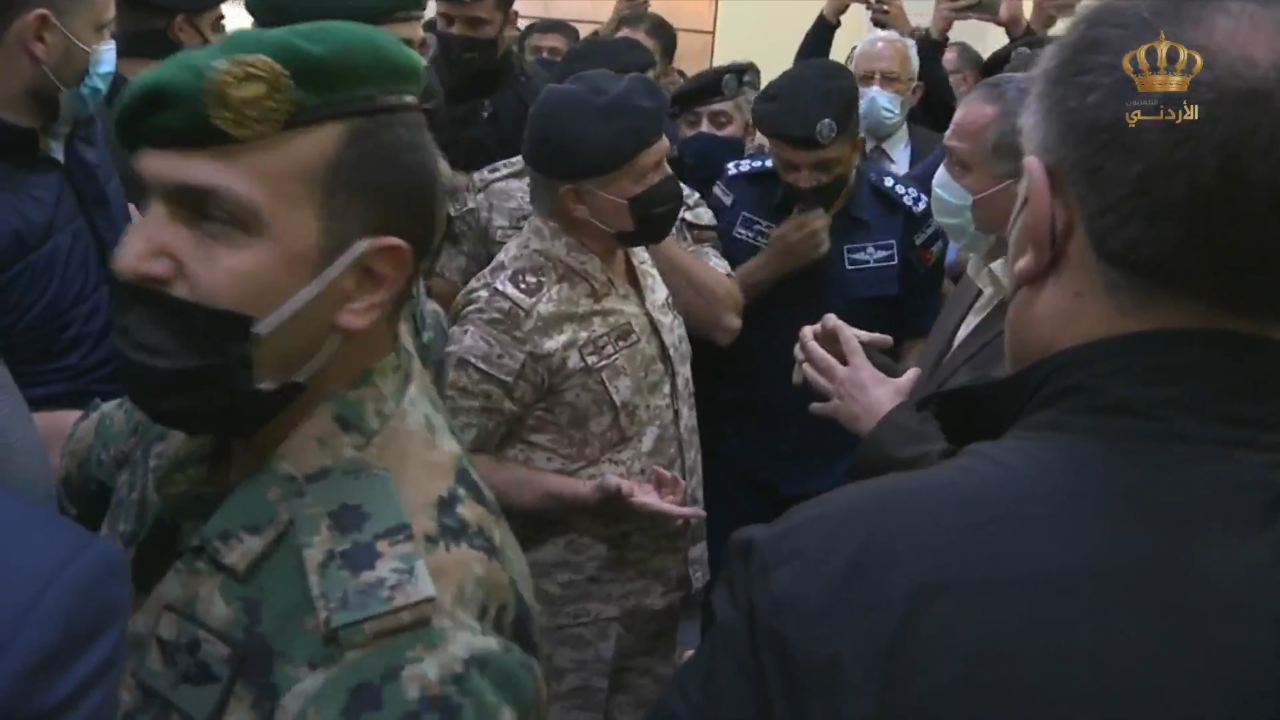 الملك عبد الله يصل مستشفى السلط بعد فاجعة نقص الأكسجين