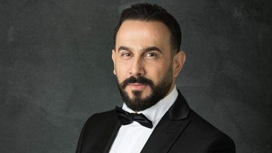 بالفيديو | فنان سوري يُبكي الجمهور بعدما تحدّث عن حياته الصعبة وكيف نام في الشارع