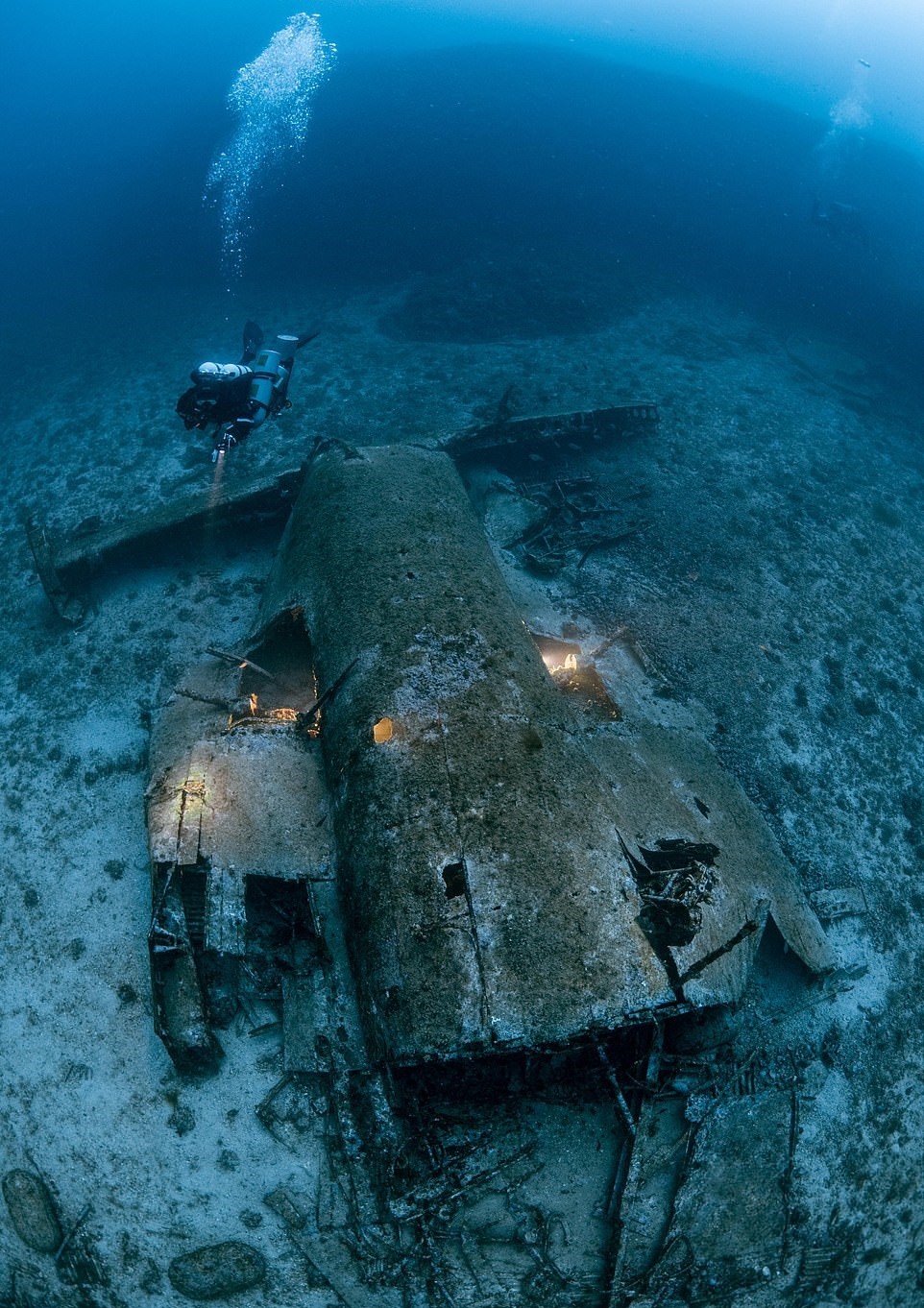 صور: حطام طائرة من الحرب العالمية الثانية بأعماق البحر الأدرياتيكى يجذب السائحين