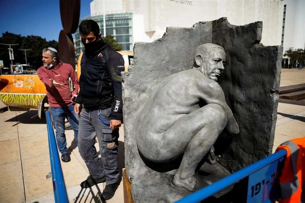 محتجّون ينصبون تمثالًا احتجاجي لنتنياهو وسط "تل أبيب"