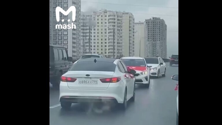 شاهدوا | بدا وكأنه "عرس تركي"سيارة تتقدم موكبا وتخالف السير في شارع بموسكو