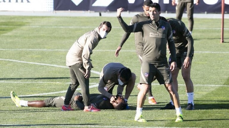 ديمبلي يسقط مغشيا عليه خلال التدريبات.. ويثير الذعر في صفوف أتلتيكو مدريد (فيديو)