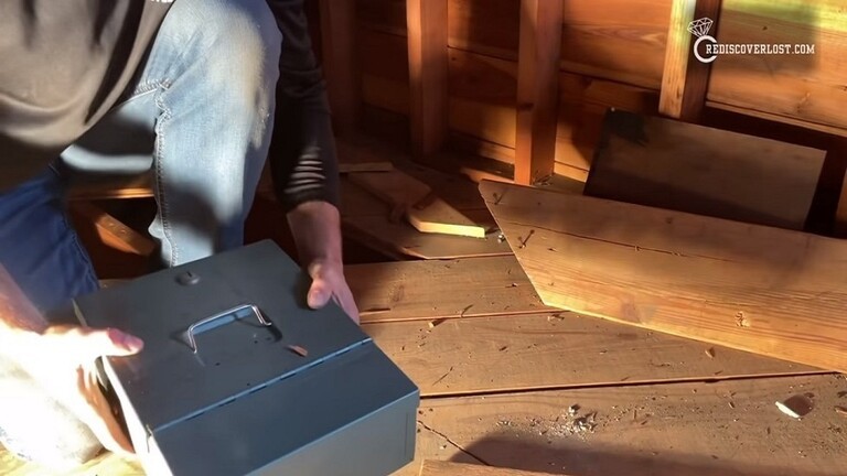 بالفيديو | صائد كنوز يساعد زوجين في العثور على ثروة أخفاها الجد في المنزل