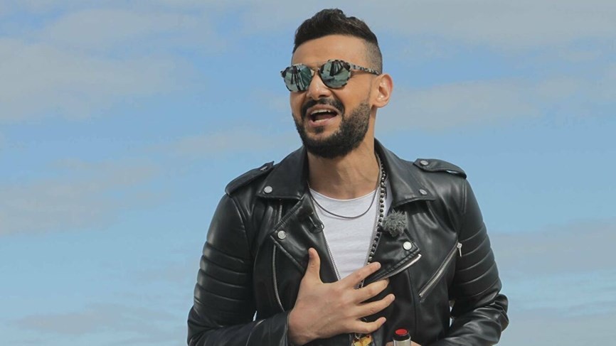 شاهدوا | النجم المصري "رامز جلال" بتسريحة لافتة..شعر أحمر وضفيرة!!