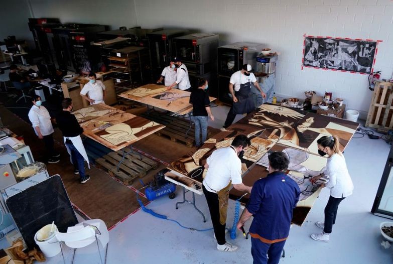 40 صانع شوكولاتة ينفذون نموذج لوحة تاريخية لبيكاسو بالحلوى