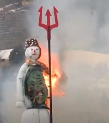 شاهدوا: سكان سويسرا يحرقون دمية "رجل الثلج" لتوديع الشتاء واستقبال الصيف
