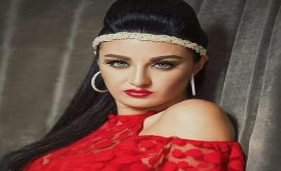 صورة: الراقصة صوفينار تظهر بالحجاب داخل كنيسة