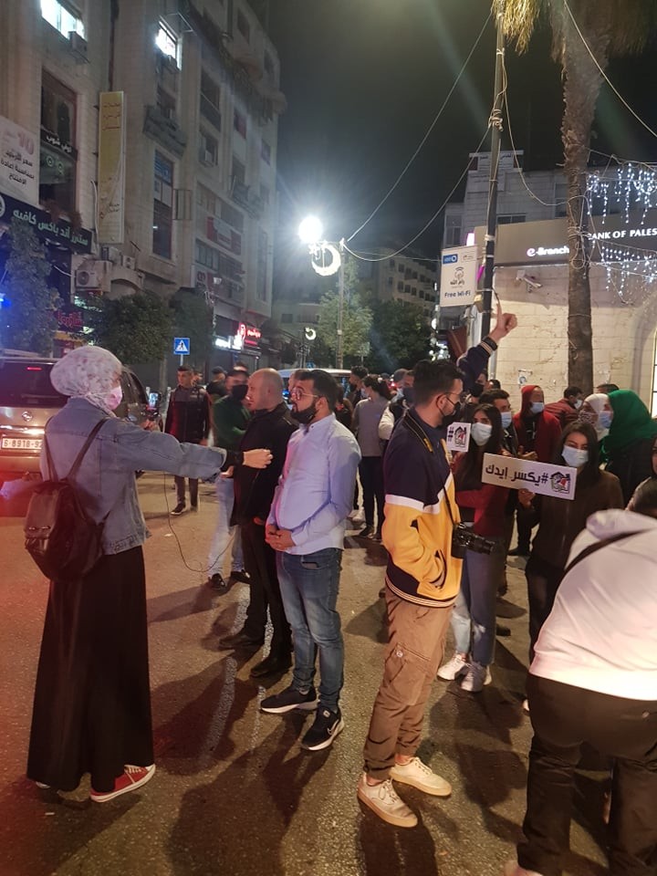 وقفة في رام الله تضامناً مع اللاجئة الفلسطينية التي اعتدى عليها في لبنان