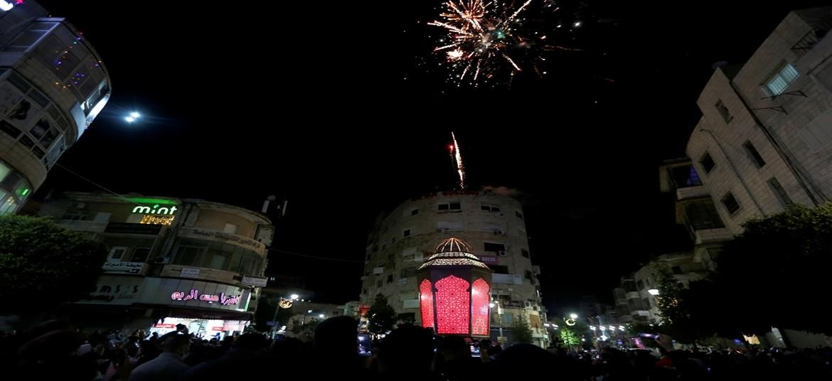 بلدية رام الله تضيء فانوس رمضان في ميدان الشهيد ياسر عرفات