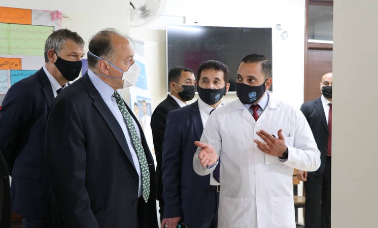 السفير الأمريكي لدى الأردن يزور مركز البقعة الصحي التابع لـ"أونروا" شمال عمَّان