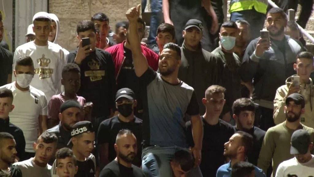 الفصائل الفلسطينية تُشيد بإقدام الشباب المقدسي على إزالة الحواجز قرب باب العامود