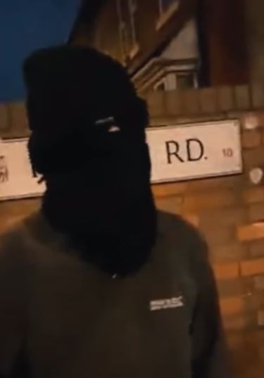 فيديو: لص يعيد أموال بعد اكتشافه سرقتها من تبرعات مسجد فى بريطانيا