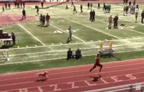 كلب يقتحم سباق جرى بمدرسة أمريكية ويتخطى جميع المتسابقين