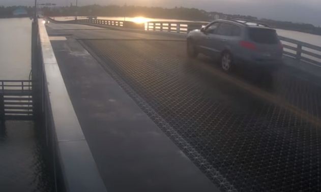 سائق يحطم حاجز مرورى ويقفز بسيارته فوق جسر متحرك لحظة فتحه فى فلوريدا