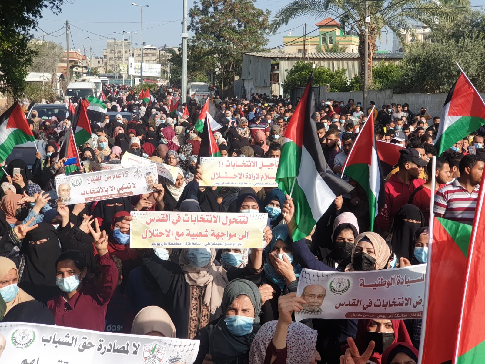 بالفيديو: مسيرات حاشدة في شوارع قطاع غزّة رفضاً لتأجيل الانتخابات