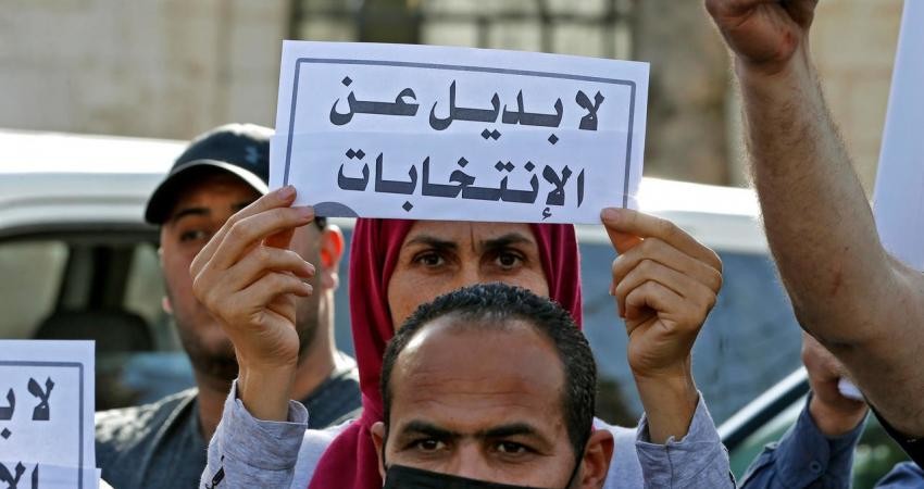 شاهد: مسيرة تجوب شوارع رام الله رفضاً لتأجيل الانتخابات