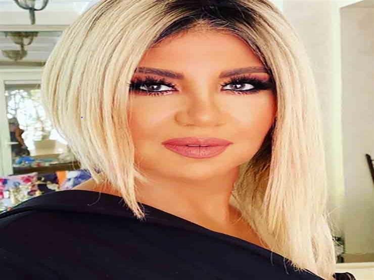 بالفيديو | النجمة "بوسي شلبي" تخلع "الباروكة" مباشرة على الهواء