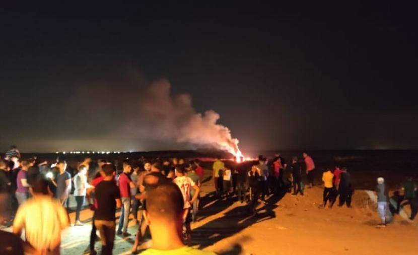 قوات الاحتلال تُحاصر المتظاهرين على حدود قطاع غزّة وتُطلق قنابل دخانية صوبهم