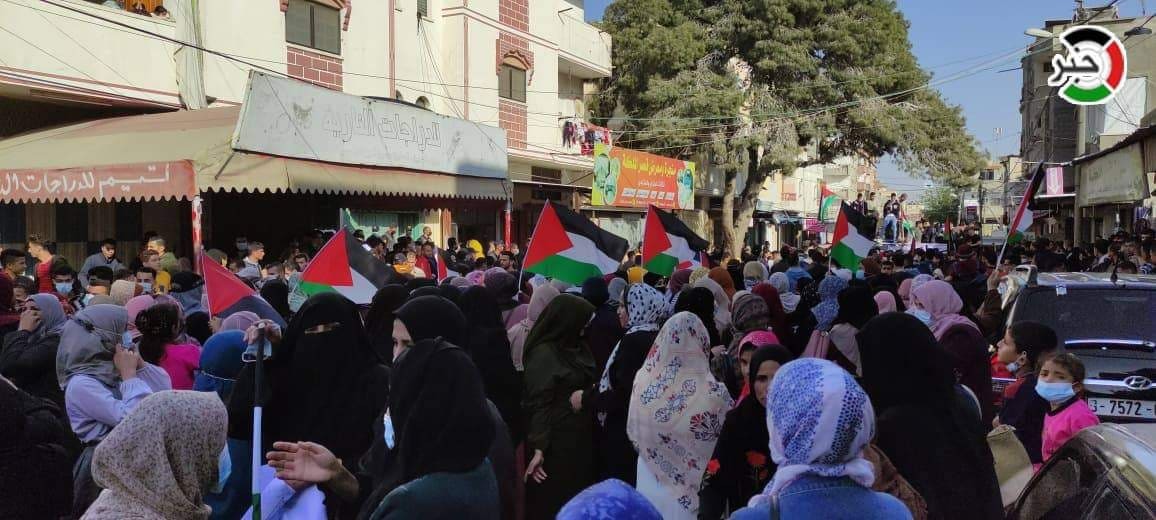 مواطنون ينظمون وقفة احتجاجية أمام مقر لجنة الانتخابات المركزية برفح رفضًا لقرار تأجيل الانتخابات
