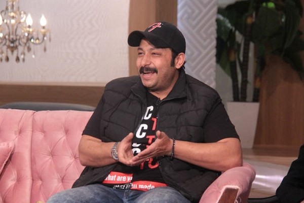 الفنان محمد ثروت يعتذر لـ محمد هنيدى على الهواء لهذا السبب