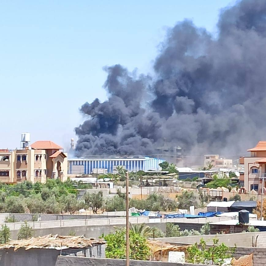 مدفعية الاحتلال تقصف بركس حنيف لمواد الدهانات والبوية برفح