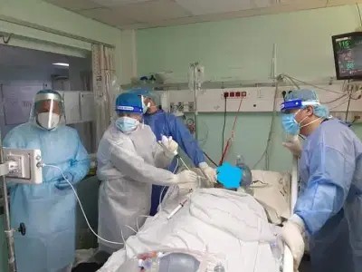أطباء بغزة ينجحون في علاج مريض ستيني مصاب بـ"كورونا"