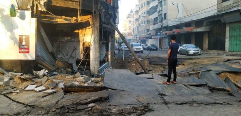 غزة: توقيع مذكرة تفاهم لتأهيل الطرق والأرصفة التي دمّرها الاحتلال