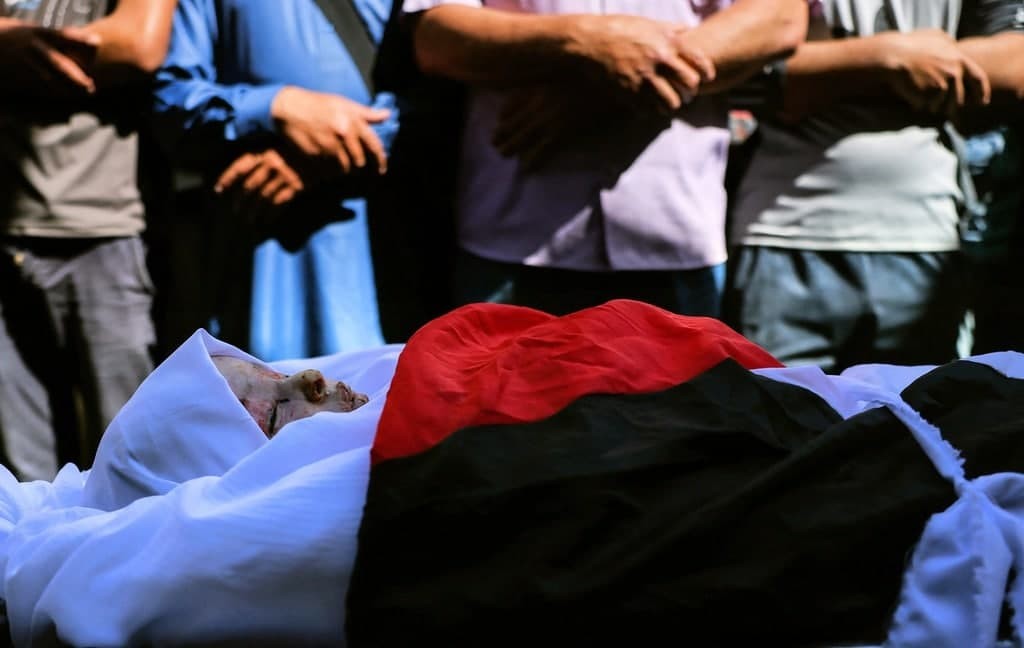 شاهد.. تشييع جثمان شهيدة طفلة شرق مدينة غزة