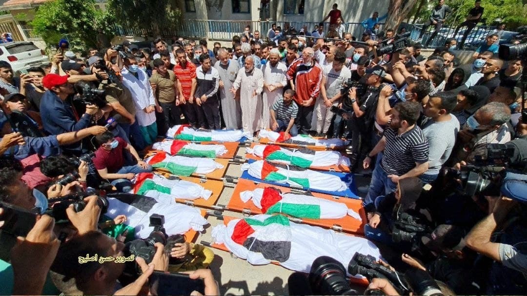 تشييع جثمان 10 شهداء من عائلة أبو حطب في مدينة غزة