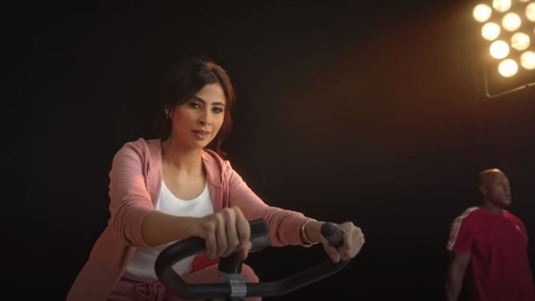 من جديد... روبي تركب العجلة في إعلان جديد