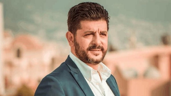 بالفيديو | أول ظهور للنجم اللبناني "طوني عيسى" بعد زفافه.. لم تنته دموع والدي بعد