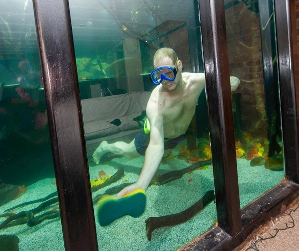 بريطانى عاشق للأسماك يحول جزءا من منزله لحوض مائى لإشباع هوايته