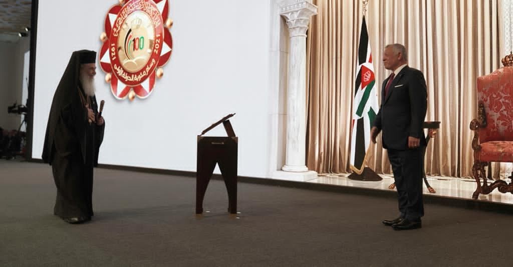 الملك عبد الله الثاني يُكرِّم البطريرك ثيوفيلوس في عيد الاستقلال الـ75