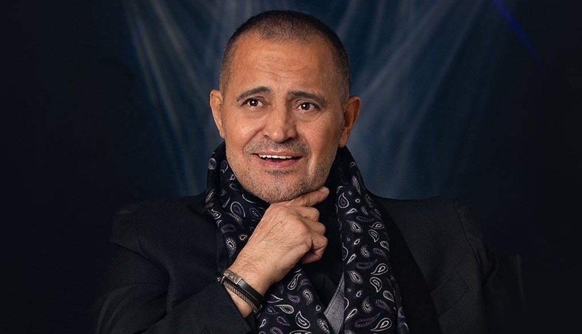 بالفيديو | هدية مميزة للنجم "جورج وسوف" أثناء غنائه مباشرةً على الهواء في السعودية