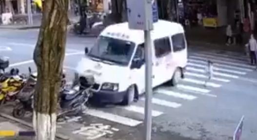 شاهدوا: نجاة طفلة من حادث سيارة بأعجوبة وسط ذهول الأم