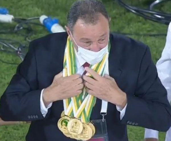 نجوم الأهلي يزينون رقبة الخطيب بميداليات السوبر الإفريقي