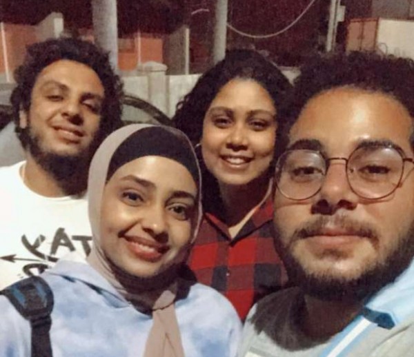 شاب مصري يعزم أصدقاءه احتفالًا بصواريخ المقاومة التي ضربت "تل أبيب"