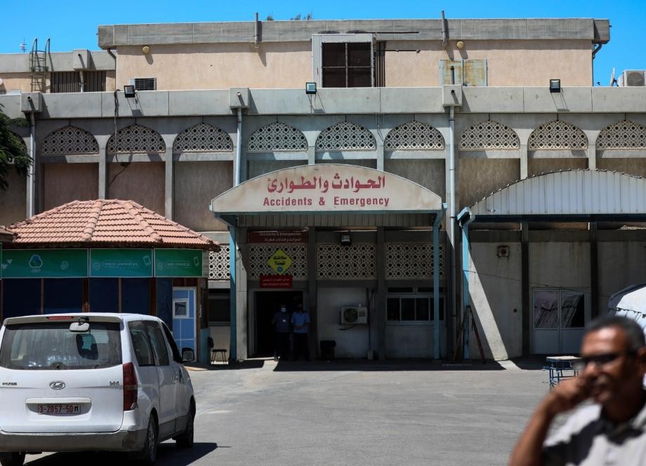 أطباء مستشفى غزة الأوروبي يتمكنون من إنقاذ حياة أحد مصابي العدوان الأخير